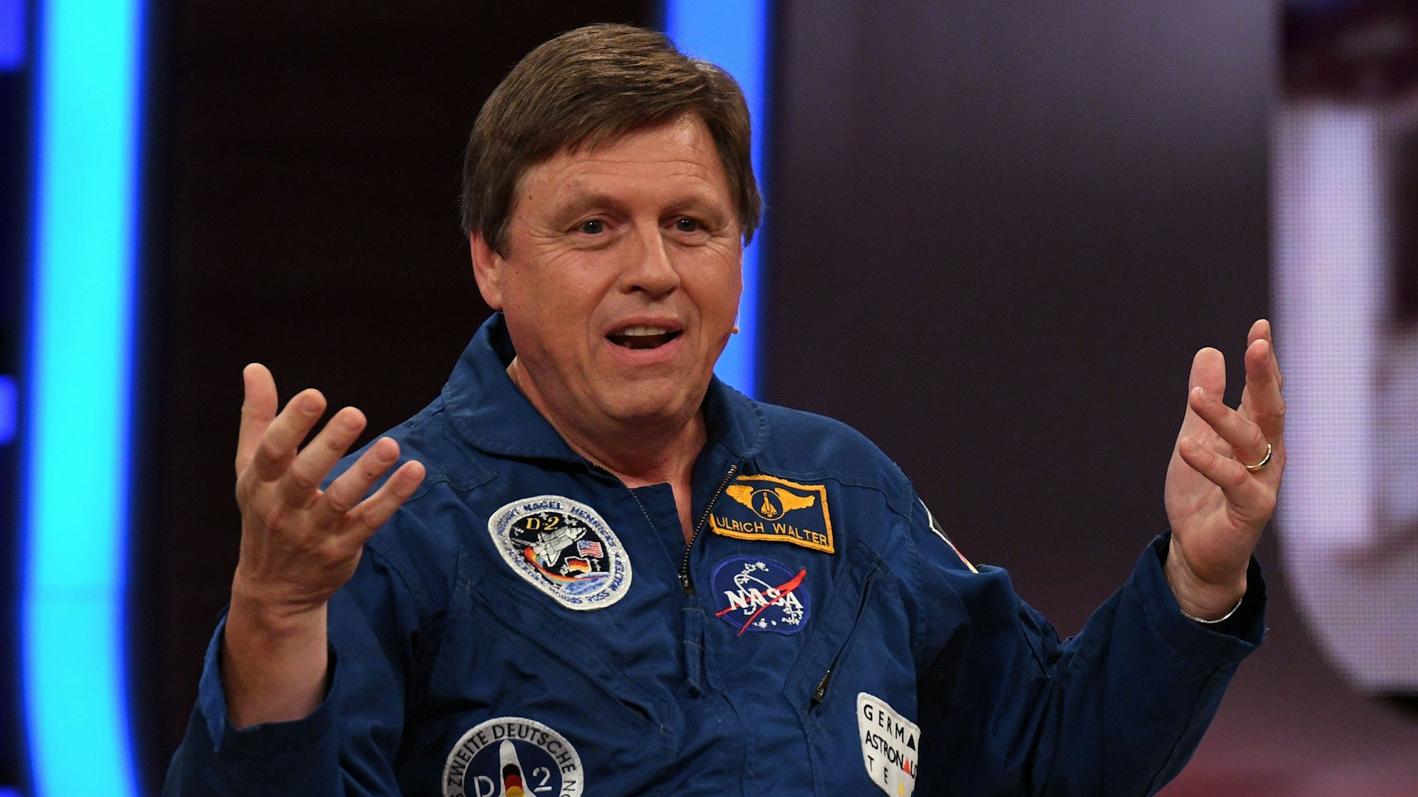 Der Astronaut Ulrich Walter agiert am 13.07.2017 bei einer Aufzeichnung der ZDF Fernsehshow "Wir lieben Fernsehen" in Köln (Nordrhein-Westfalen).