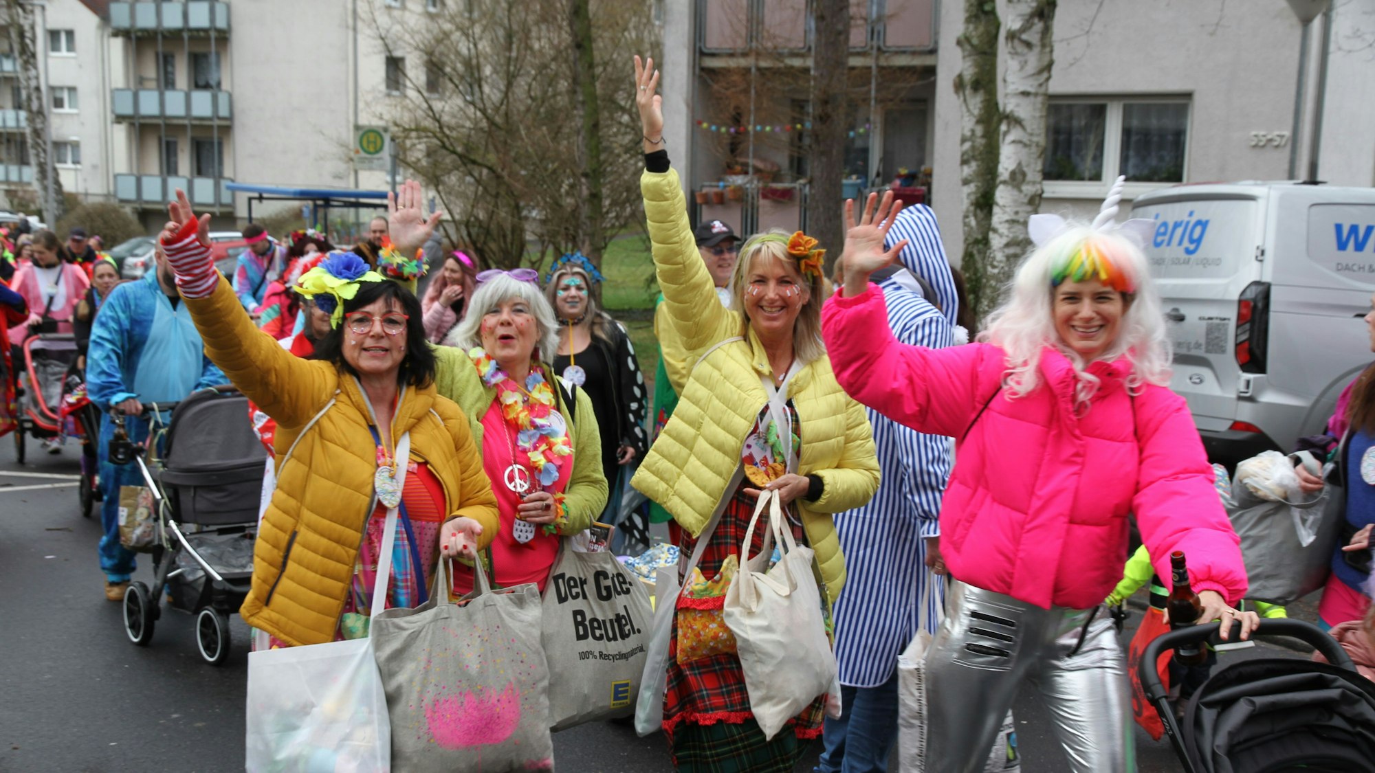 Bunt kostümierte Frauen in einem Karnevalszug