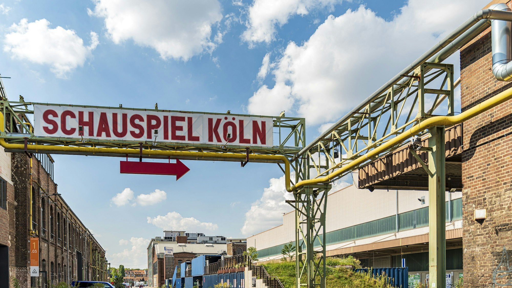 Auf einem großen weißen Schild steht in roter Schrift „Schauspiel Köln“.