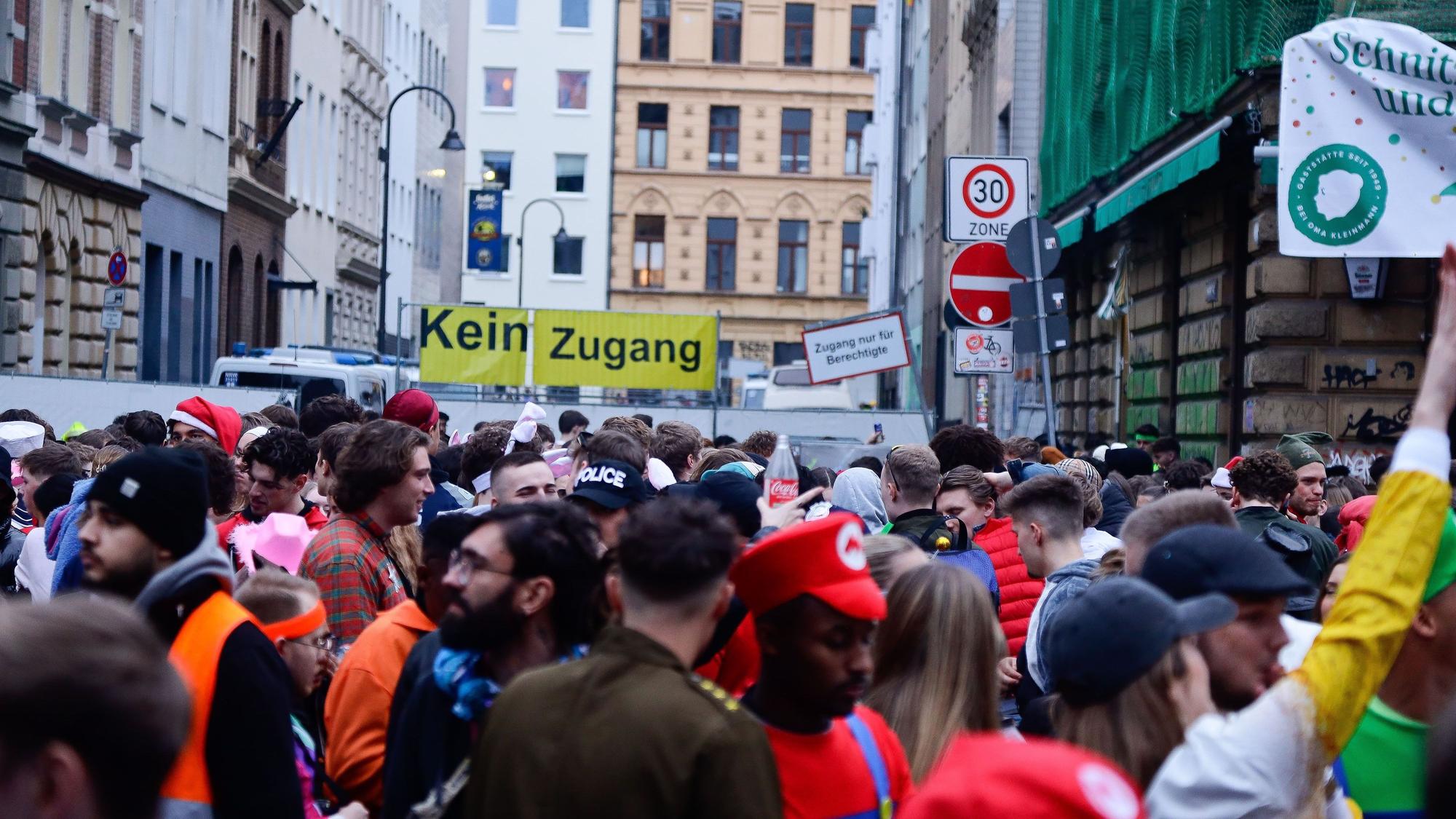 Viele junge Feierwillige trafen sich Samstagabend auf der Zülpicher Straße. Das Wetter war etwas besser als noch am Donnerstag.