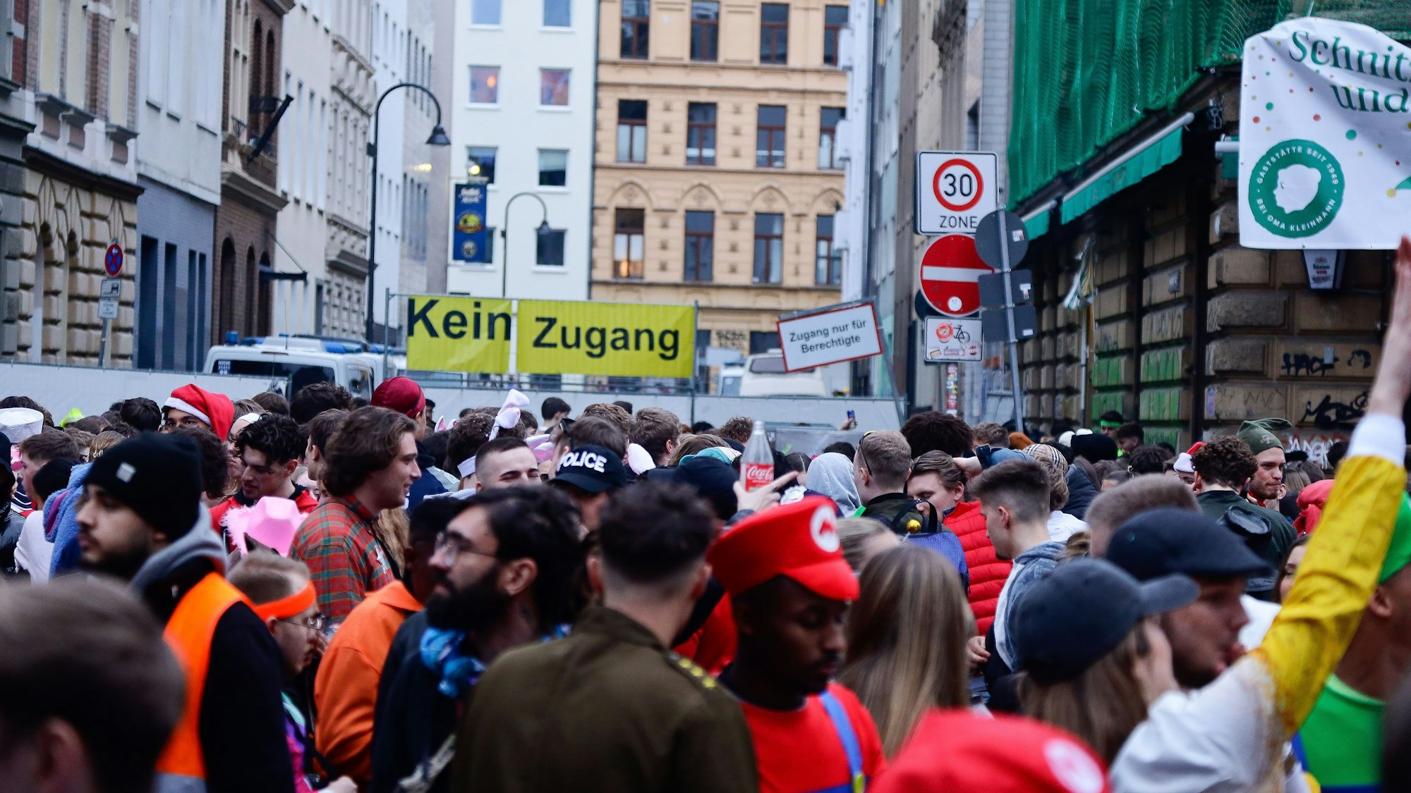 Viele junge Feierwillige trafen sich Samstagabend auf der Zülpicher Straße. Das Wetter war etwas besser als noch am Donnerstag.