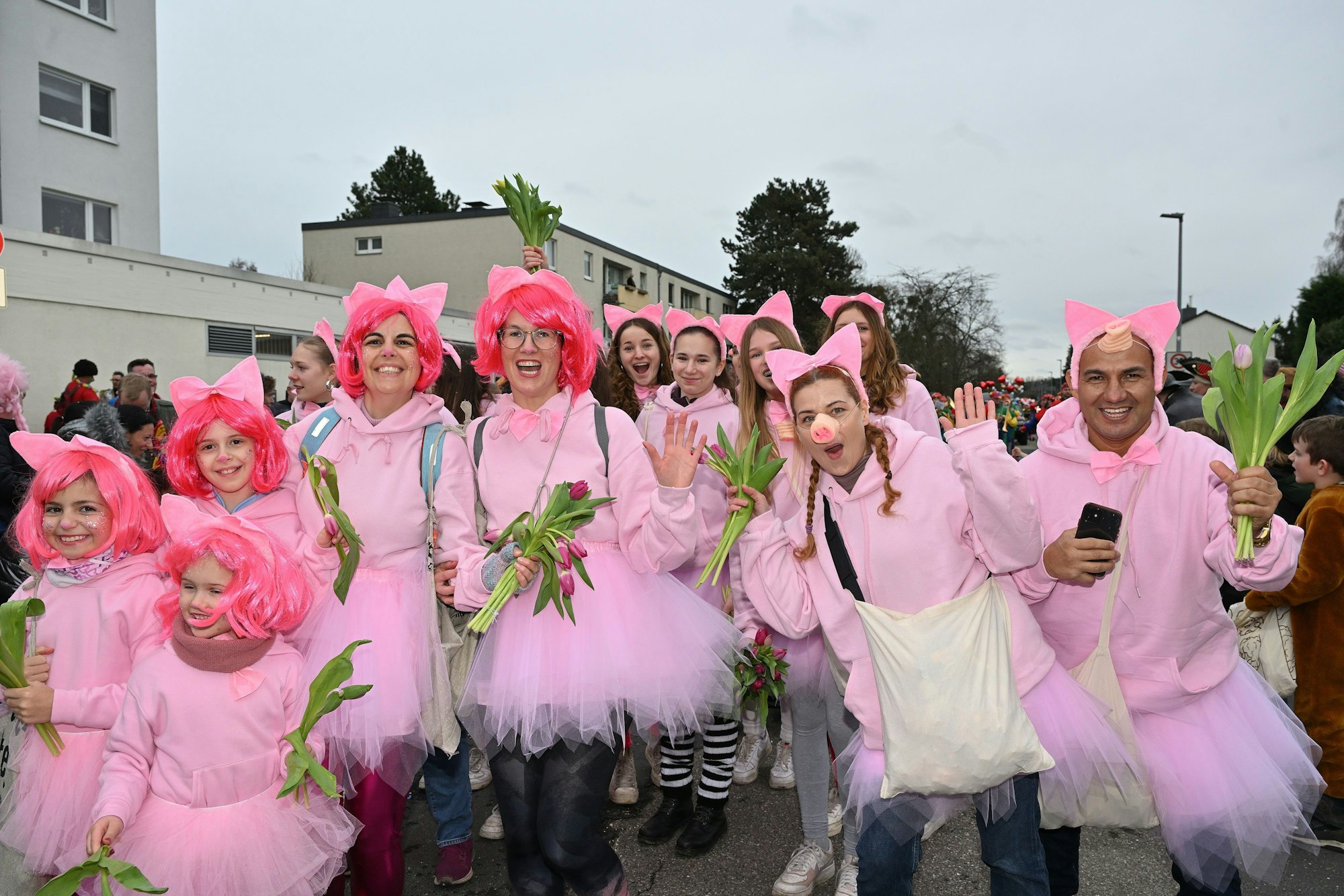 Das Foto zeigt Jecke beim Karnevalszug in Refrath