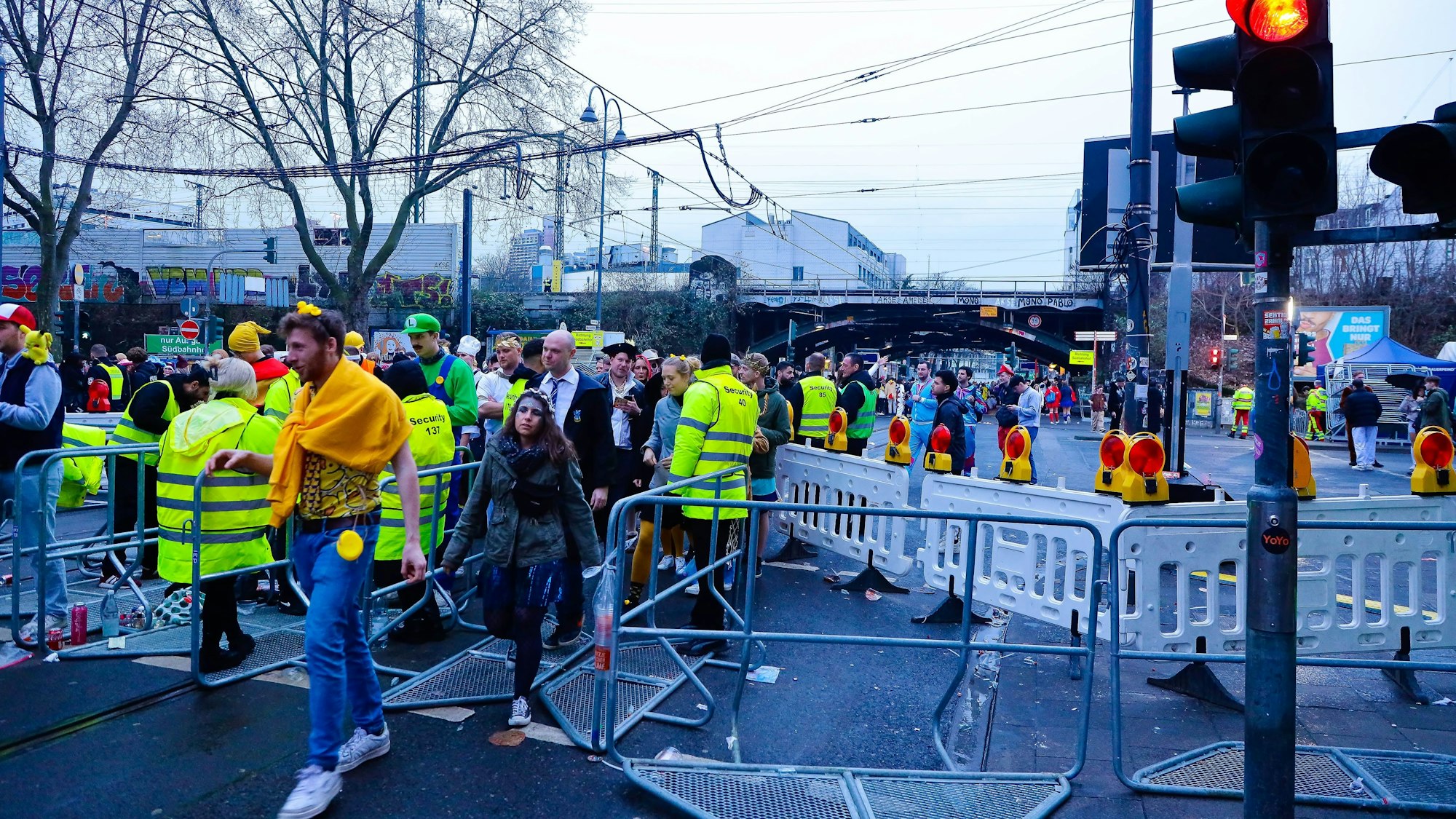 Sicherheitskräfte kontrollieren an einem Zugang.