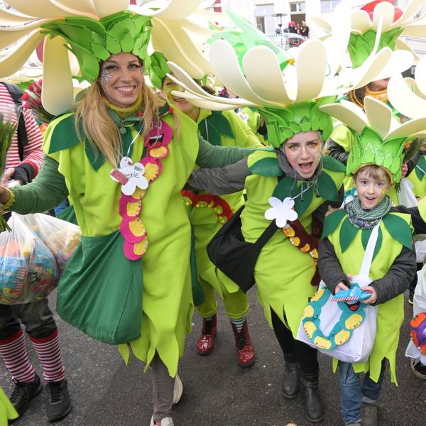Kinder und Erwachsene Tragen Blumenkostüme.