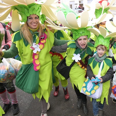 Kinder und Erwachsene Tragen Blumenkostüme.