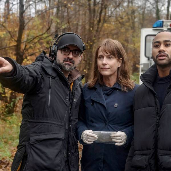 Regisseur Umut Dag (l.) mit seinen Darstellern Claudia Michelsen (Rolle: Doreen Brasch) und Pablo Grant (Rolle: Günther Márquez) bei einer Probe für eine Szene des Polizeirufes aus Magdeburg.