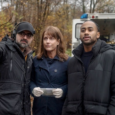 Regisseur Umut Dag (l.) mit seinen Darstellern Claudia Michelsen (Rolle: Doreen Brasch) und Pablo Grant (Rolle: Günther Márquez) bei einer Probe für eine Szene des Polizeirufes aus Magdeburg.