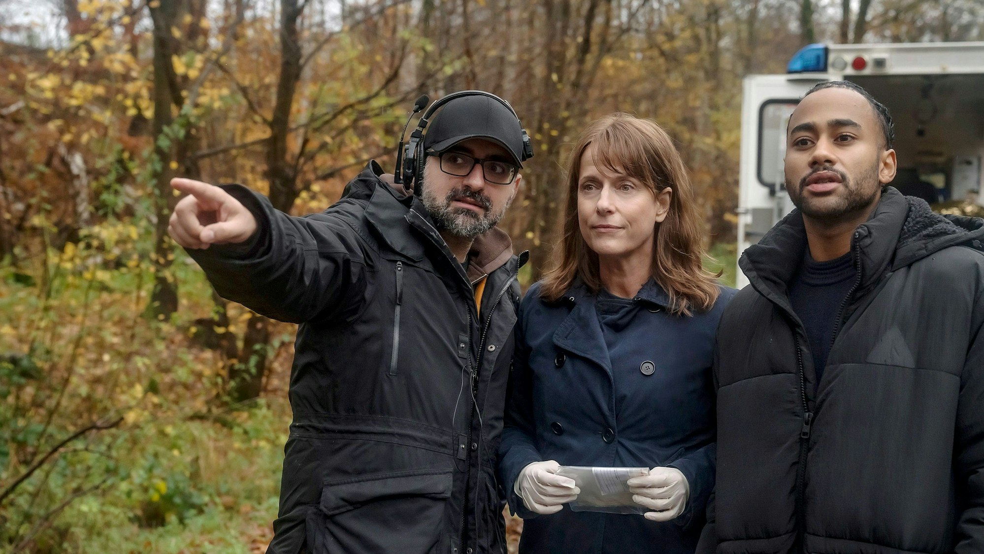 Regisseur Umut Dag (l.) mit seinen Darstellern Claudia Michelsen (Rolle: Doreen Brasch) und Pablo Grant (Rolle: Günther Márquez) bei einer Probe für eine Szene des Polizeirufes aus Magdeburg.