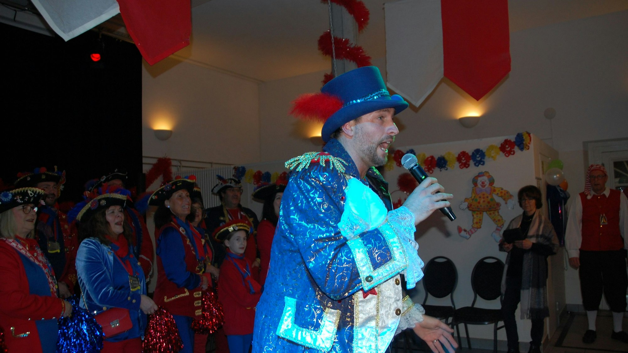 Ex-Prinz Flo I. brachte Stimmung ins Burscheider Badehaus.