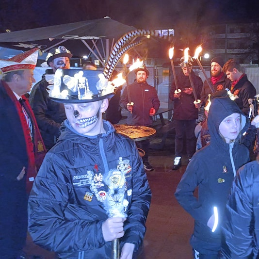 Als Geister verkleidete Menschen mit Fackeln.