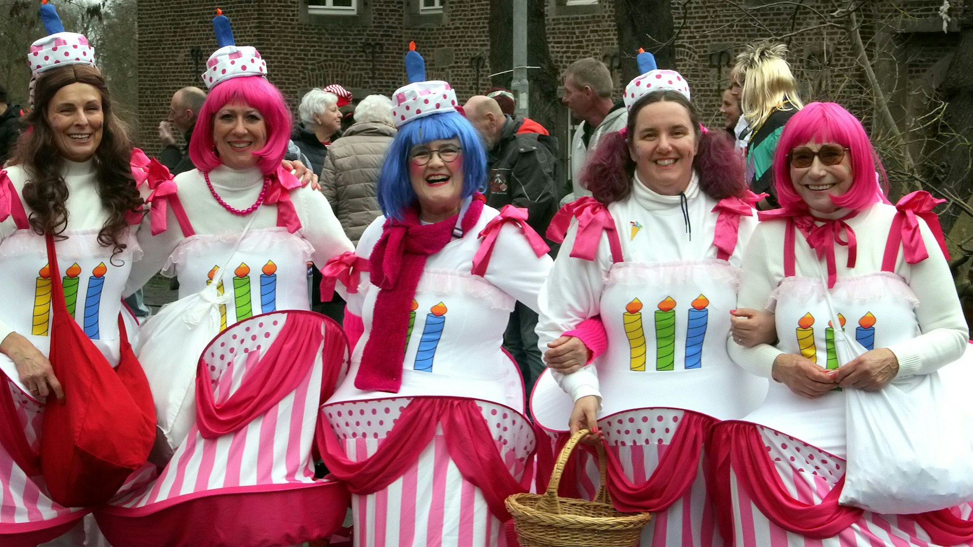 Die Wiever vom Oberberg kamen im Blatzheimer Zug diesmal als zuckersüße Sahnetörtchen groß raus.