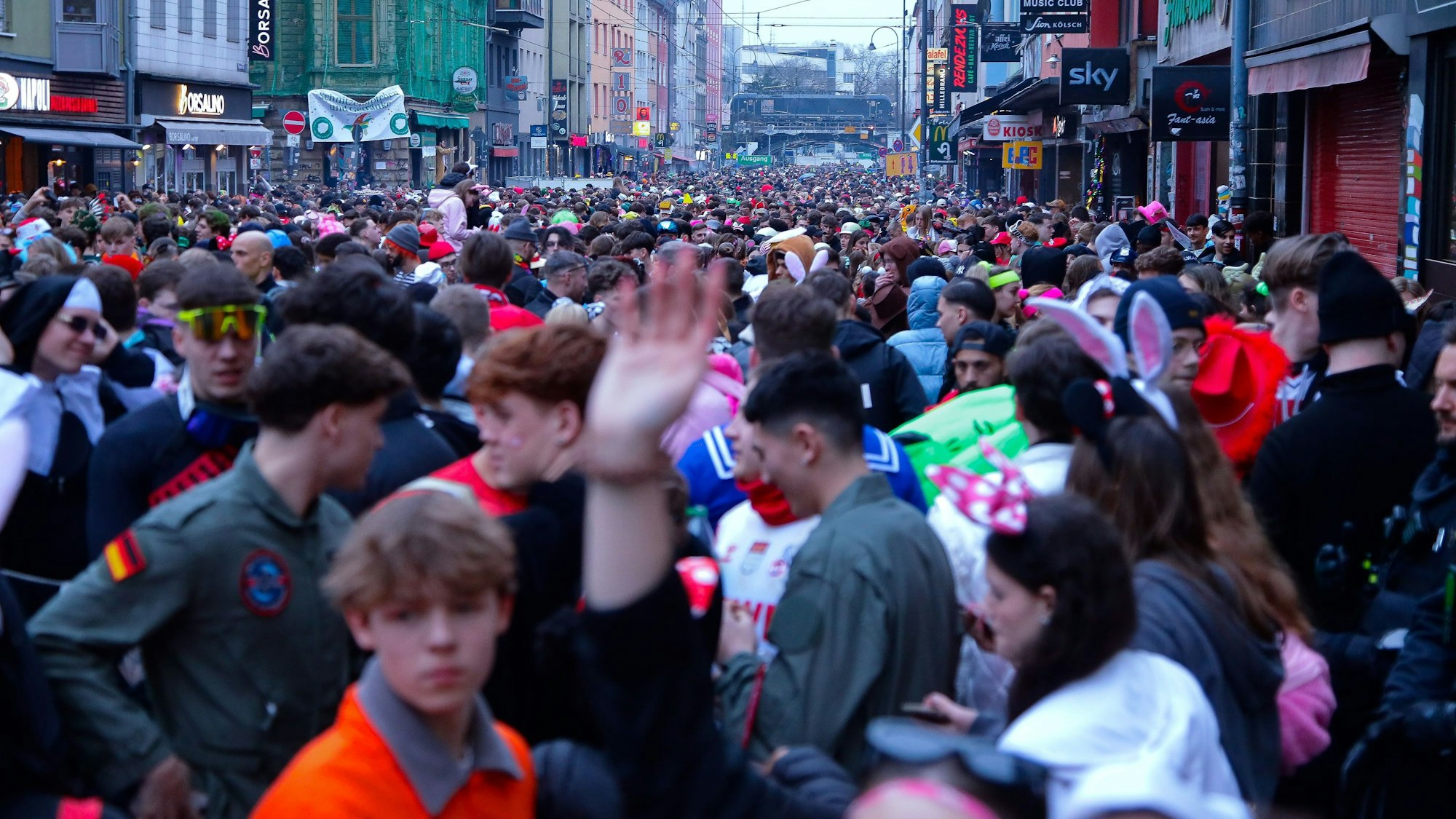 Voller als an Weiberfastnacht sei die Zülpicher Straße am Samstag gewesen, sagt die Stadt.