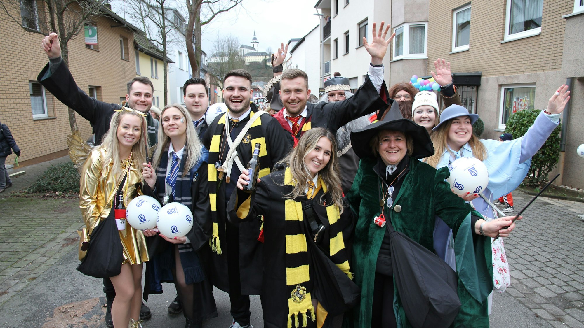 Eine Gruppe von kostümierten Jecken im Wolsdorfer Zug.