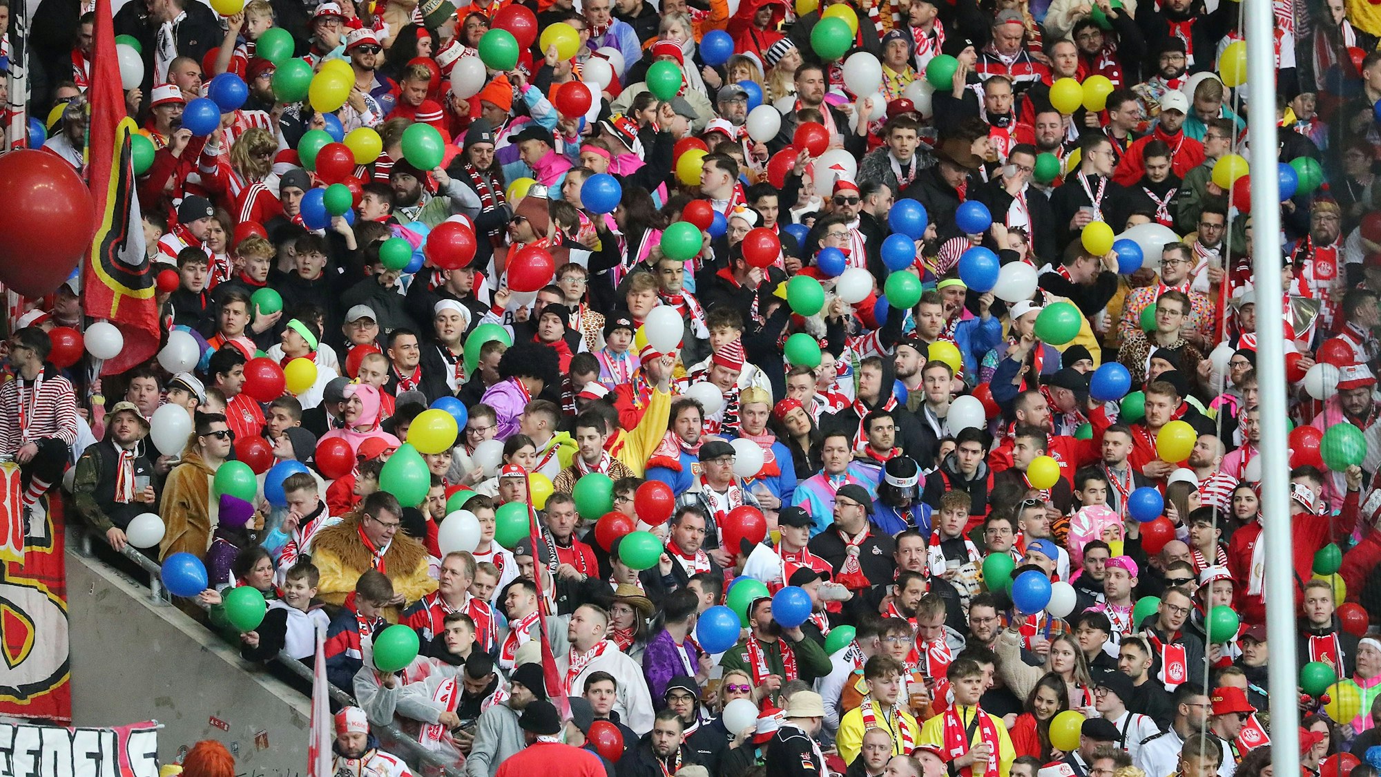 FC-Fans mit Luftballons im Gästeblock.