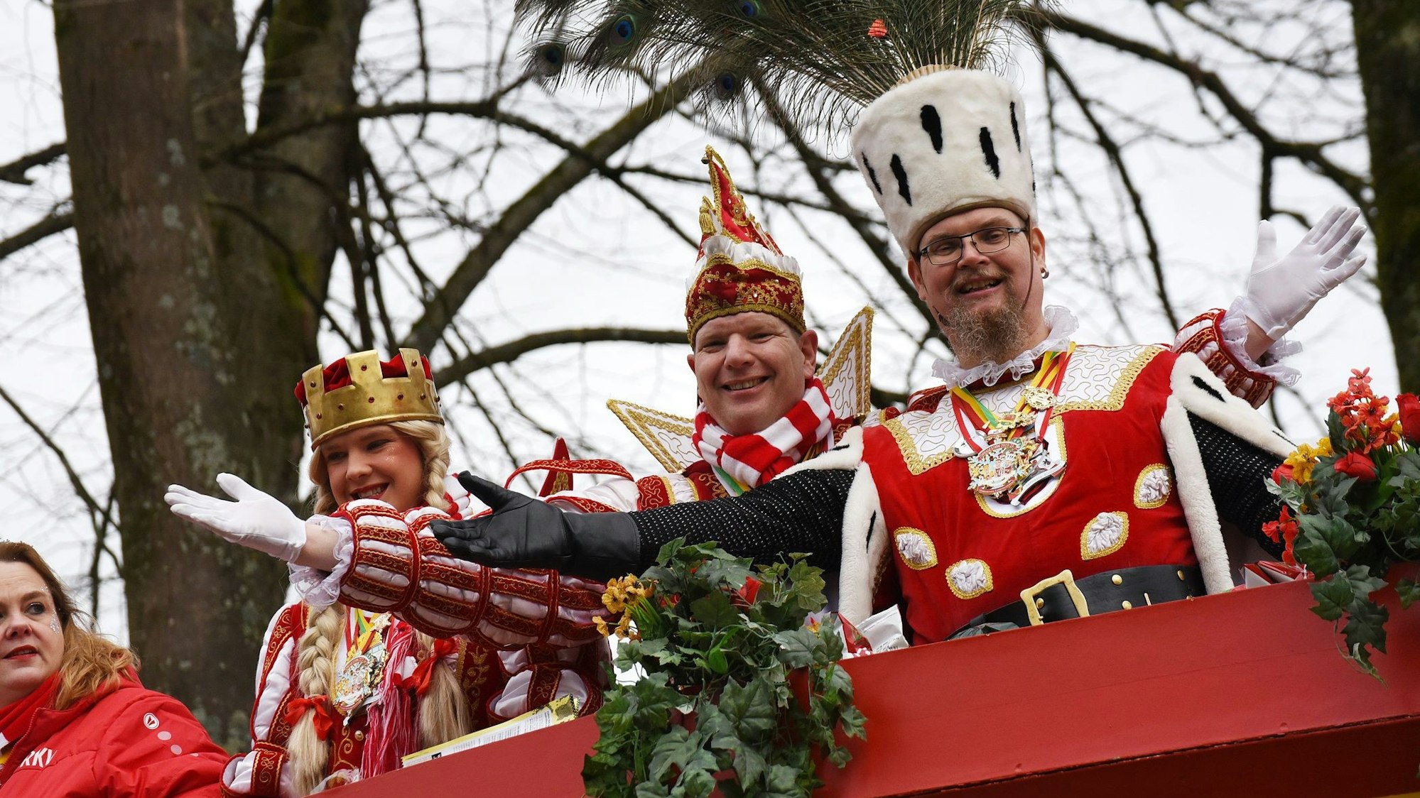 Das Ründerother Dreigestirn auf einem Karnevalswagen.