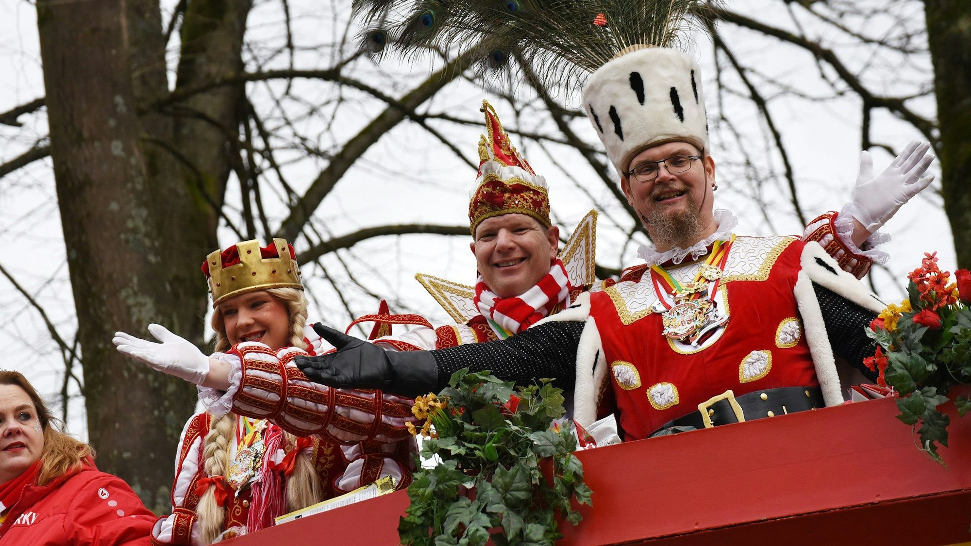 Das Ründerother Dreigestirn auf einem Karnevalswagen.