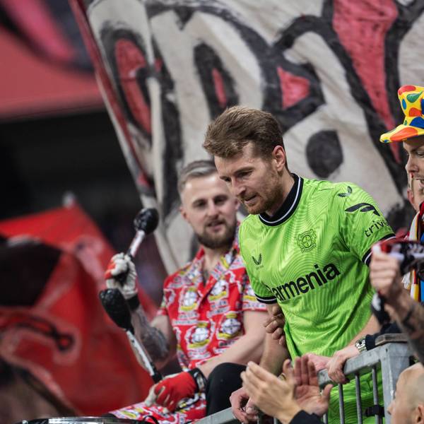 Lukas Hradecky von Bayer 04 Leverkusen bei den Fans auf der Tribüne.