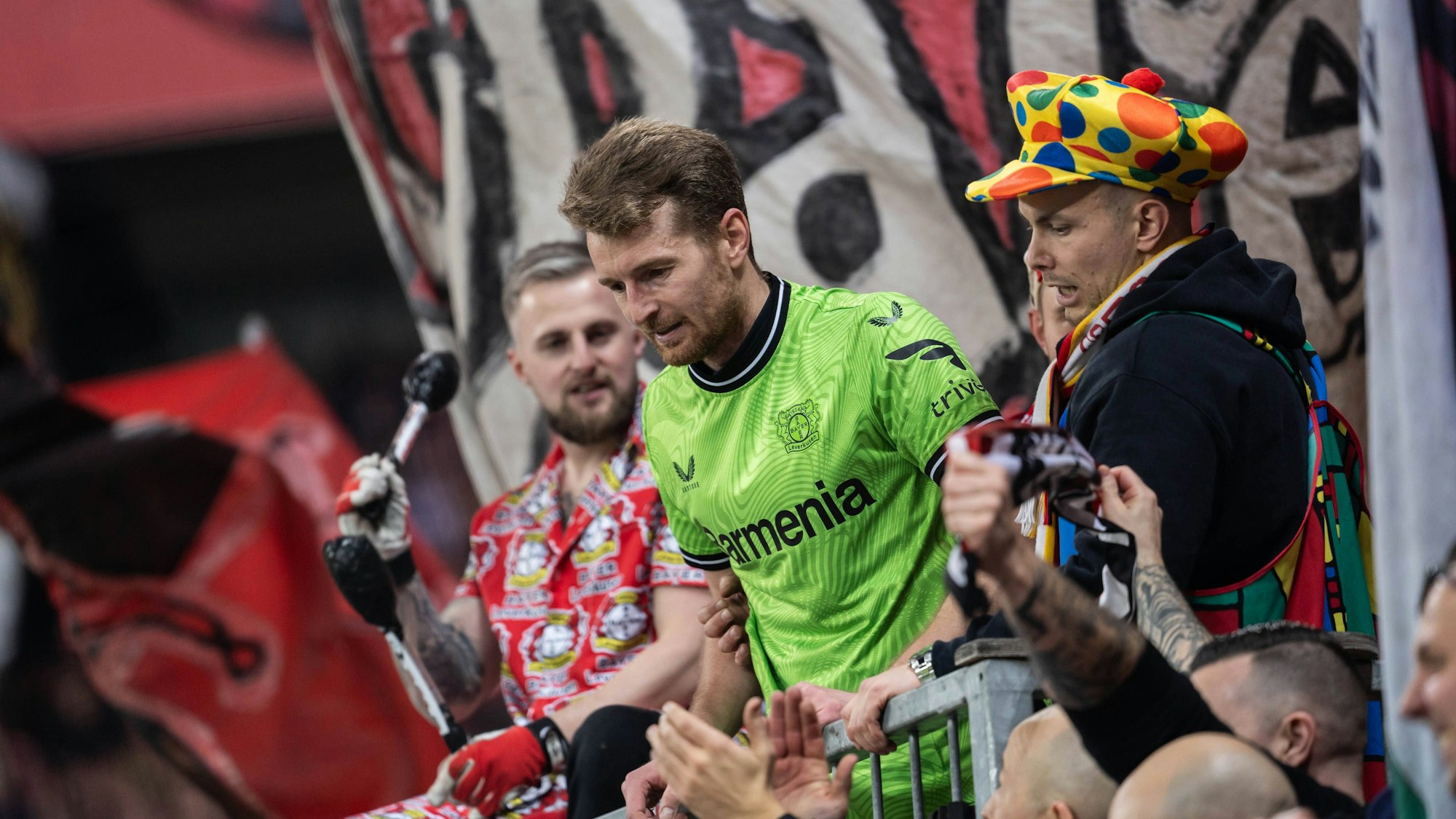 Lukas Hradecky von Bayer 04 Leverkusen bei den Fans auf der Tribüne.