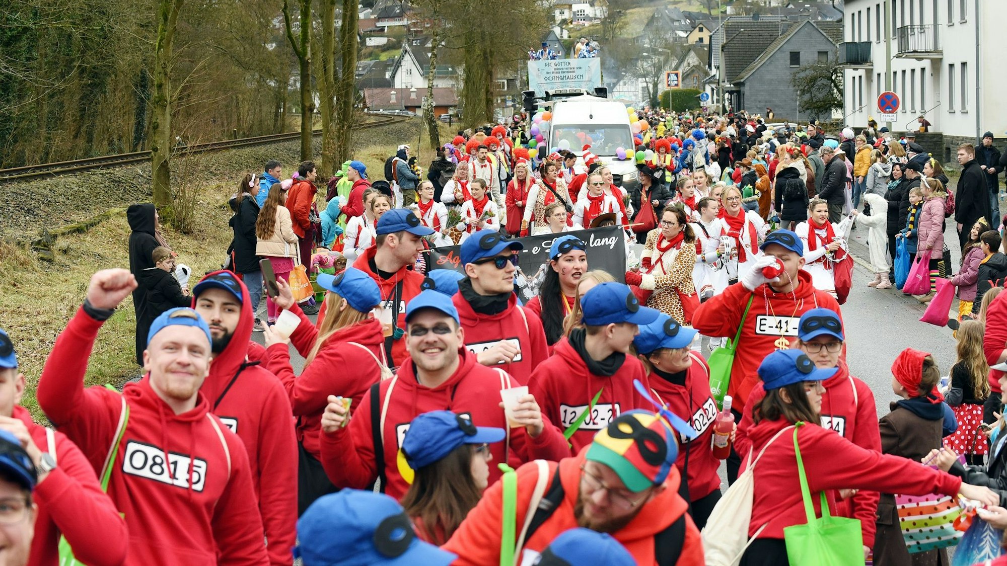 Eine Gruppe, die als Panzerknacker verkleidet ist und in einem Karnevalszug mitgeht.
