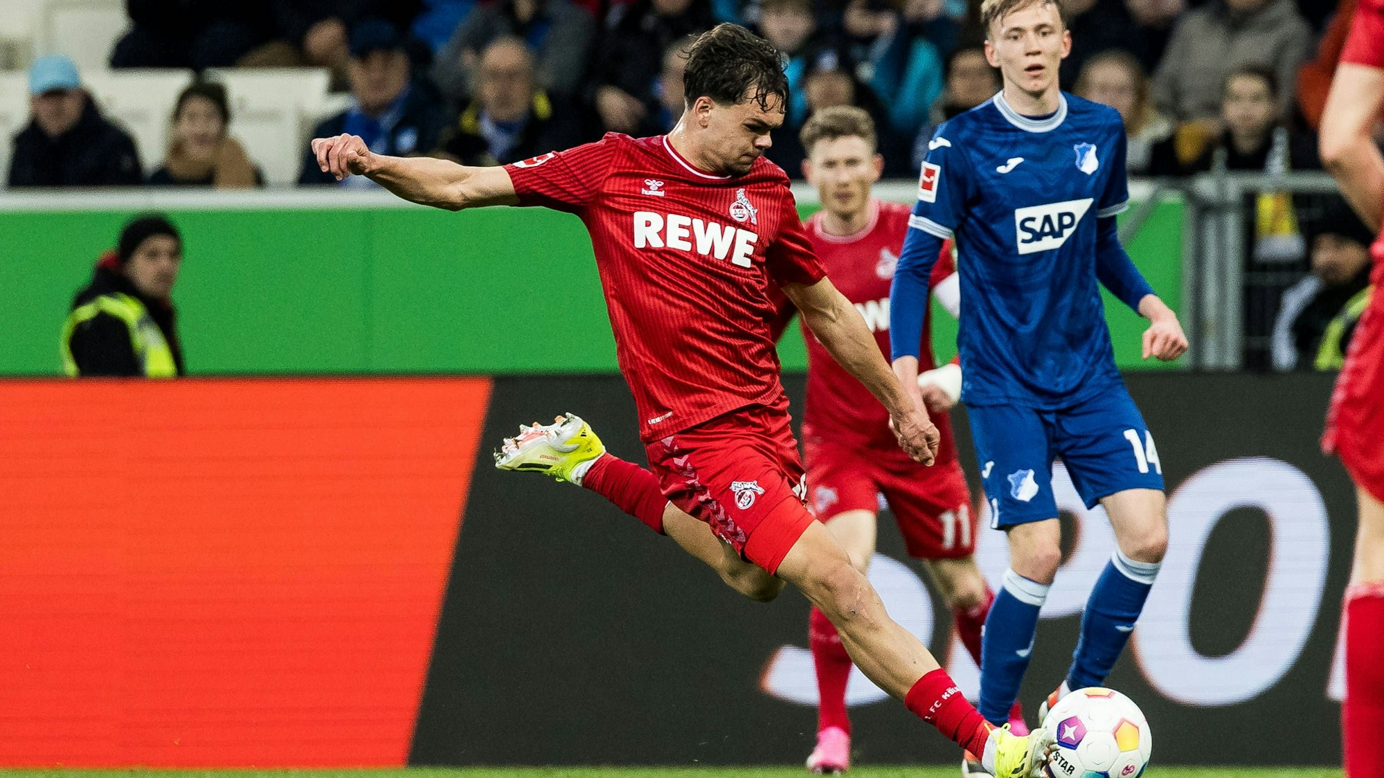 Kölns Max Finkgräfe beim Schuss