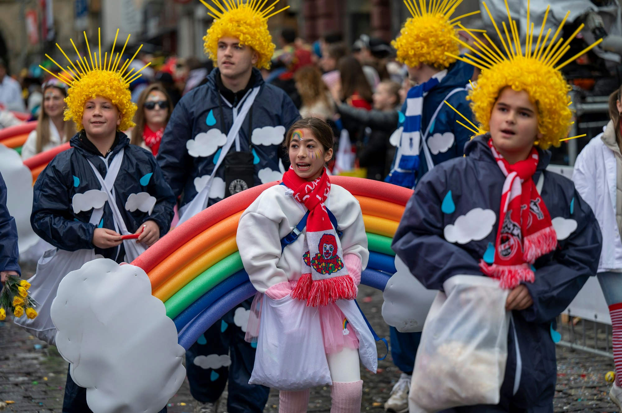 Kinder als Regenbogen verkleidet