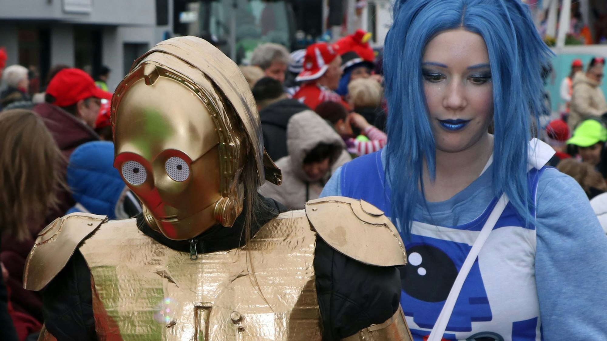 Auf dem Bild sind verkleidete Jecken in Kinokostümen zu sehen.