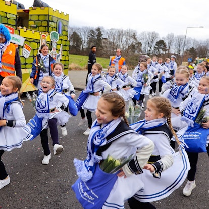 Verkleidete Mädchen wirbeln in Veedelszug durch Lövenich.