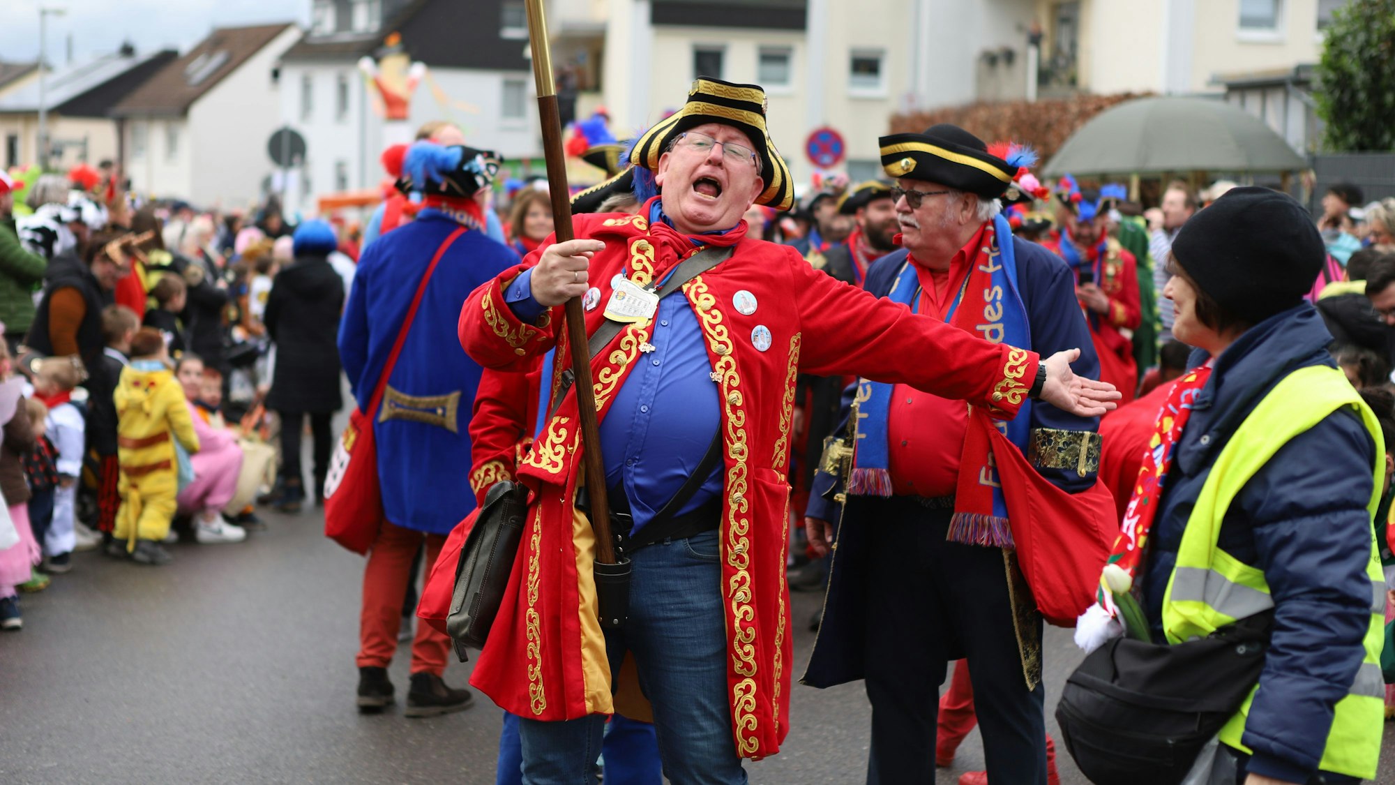 Karnevalsjecken im Zug in Lützenkirchen.