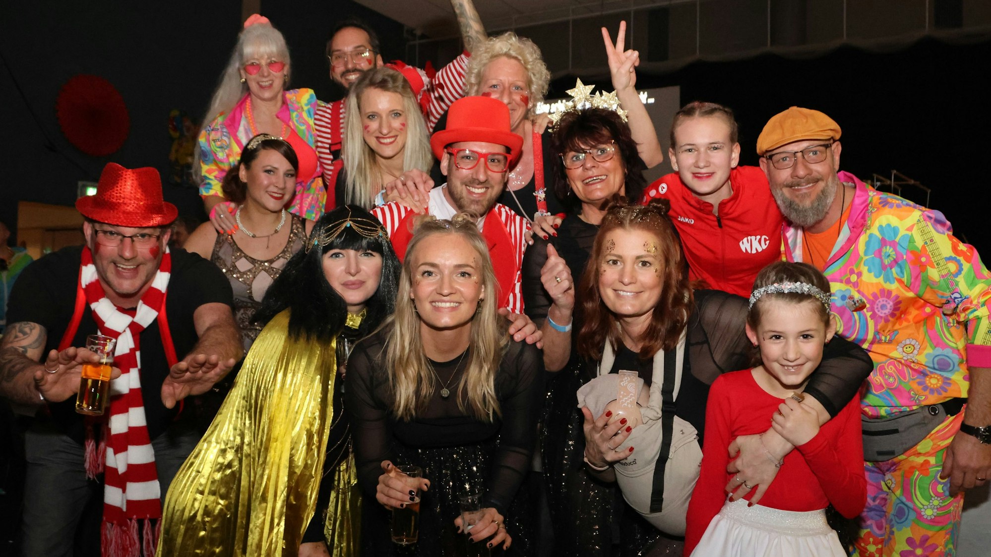 Ein Gruppenfoto bunt kostümierter Jecken in der Waldbröler Nutscheidhalle.