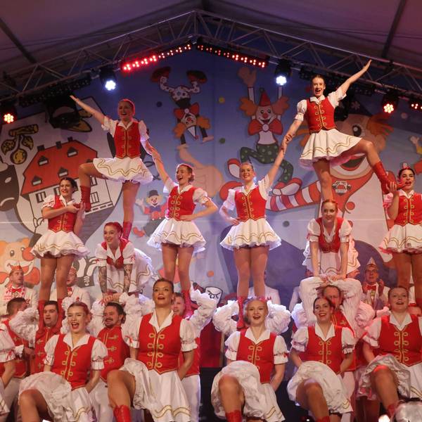 Die Denklinger Burggarde bei ihrem Auftritt im Festzelt.