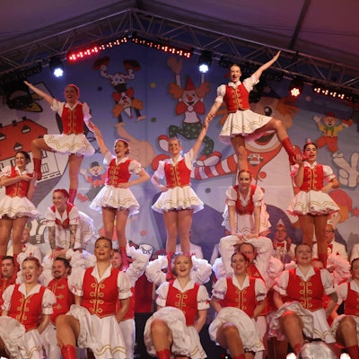 Die Denklinger Burggarde bei ihrem Auftritt im Festzelt.