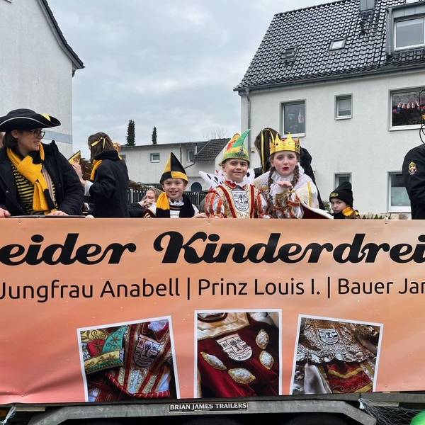 Jungfrau Anabell freut sich über ihre Session als Teil des Kinder-Dreigestirns Holweide.