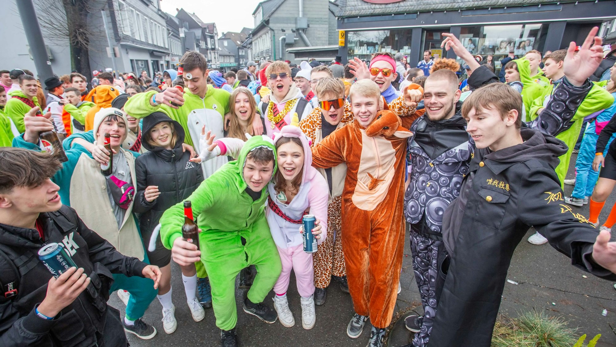 Eine Gruppe Jugendlicher steht am Rand des Karnevalszuges in Wipperfürth.