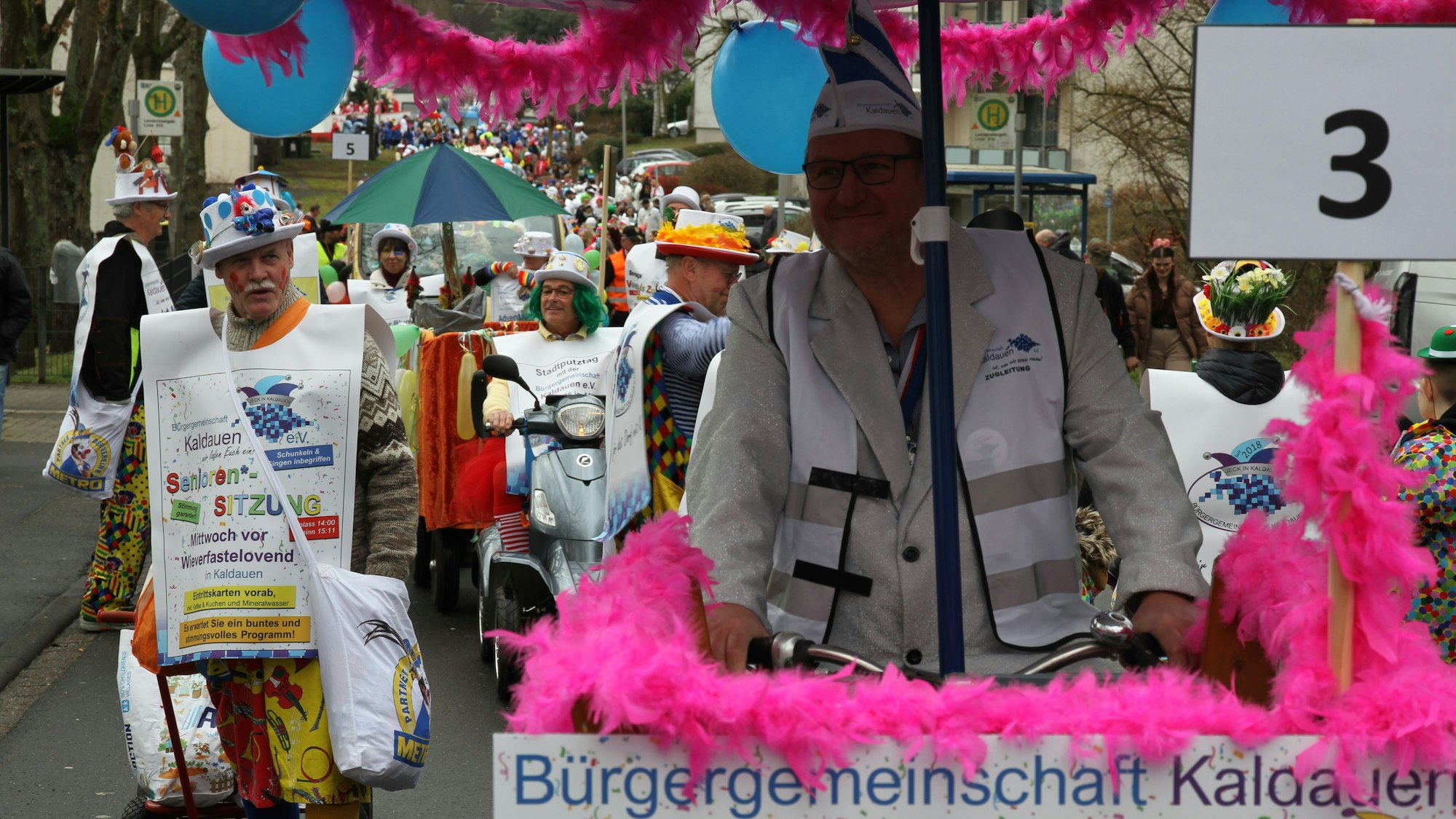 Blau-weiß kostümierte Jecke in einem Karnevalszug