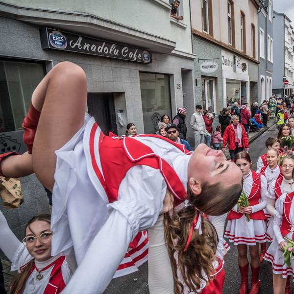 Rote Funken beim Zug in Wiesdorf.