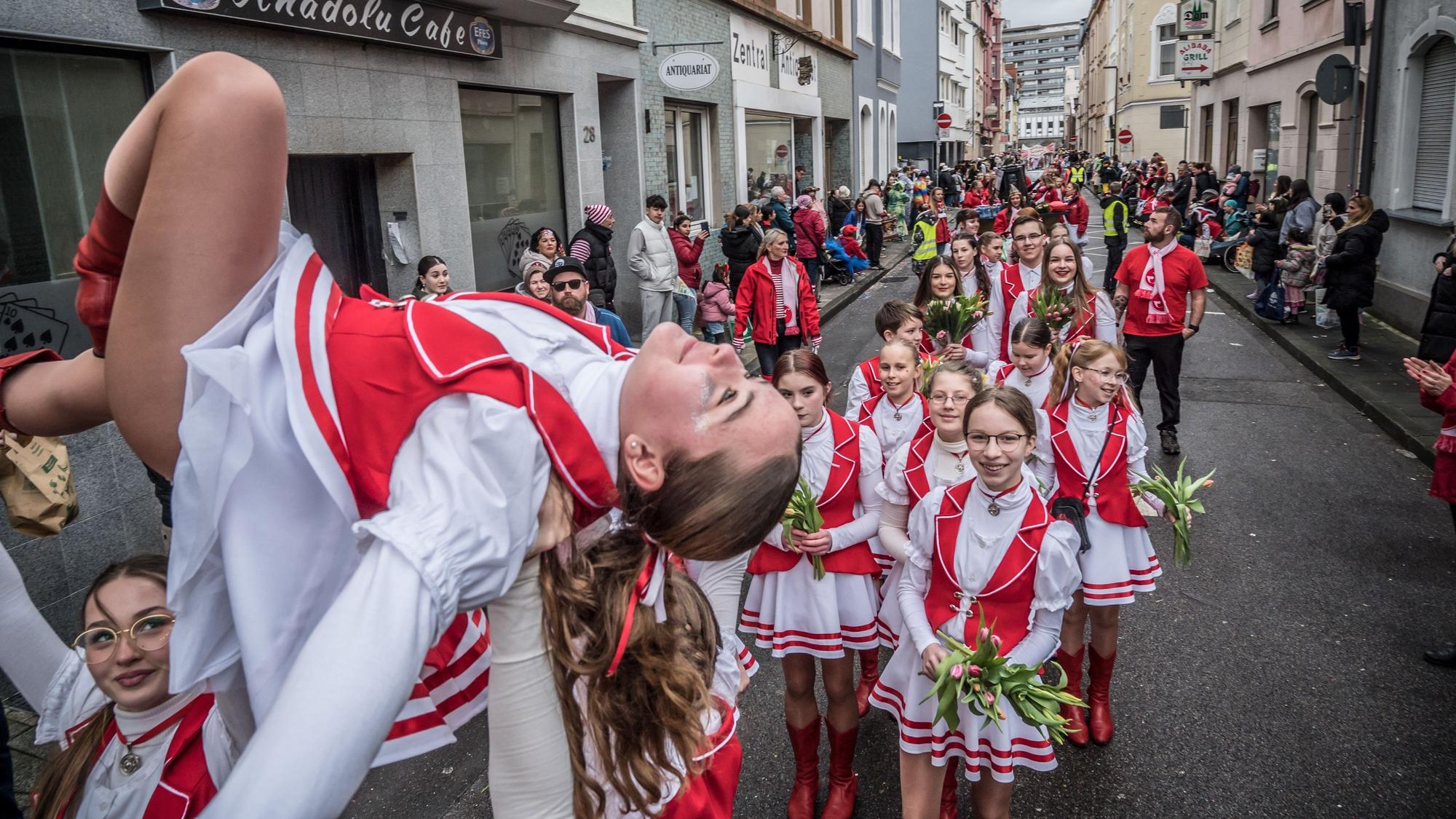 Rote Funken beim Zug in Wiesdorf.