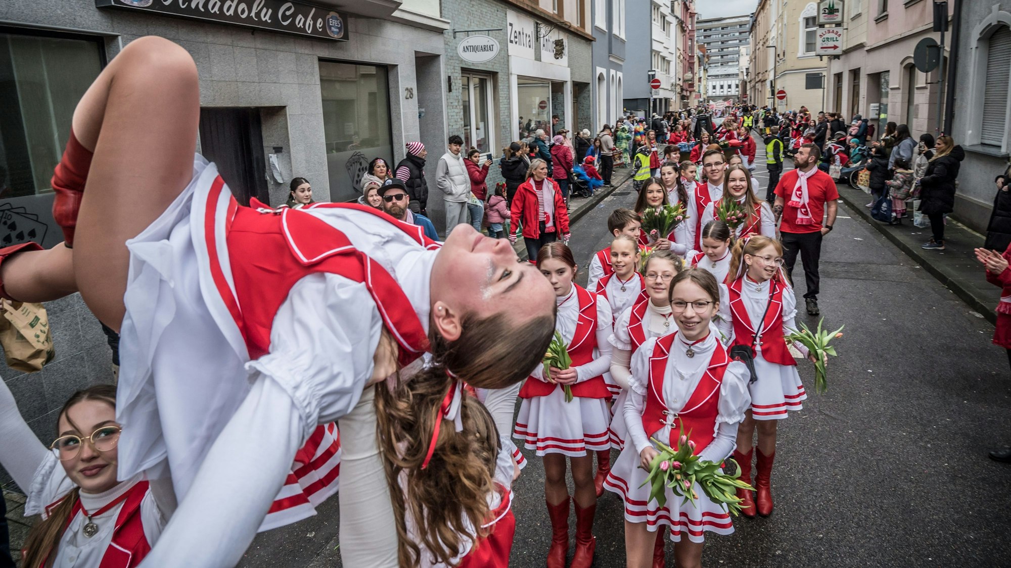 Rote Funken beim Zug in Wiesdorf.