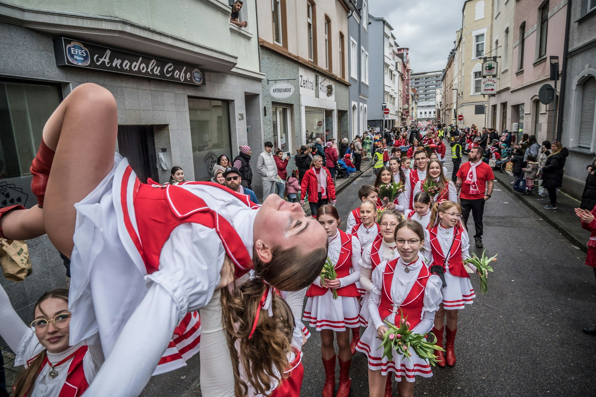 Rote Funken beim Zug in Wiesdorf