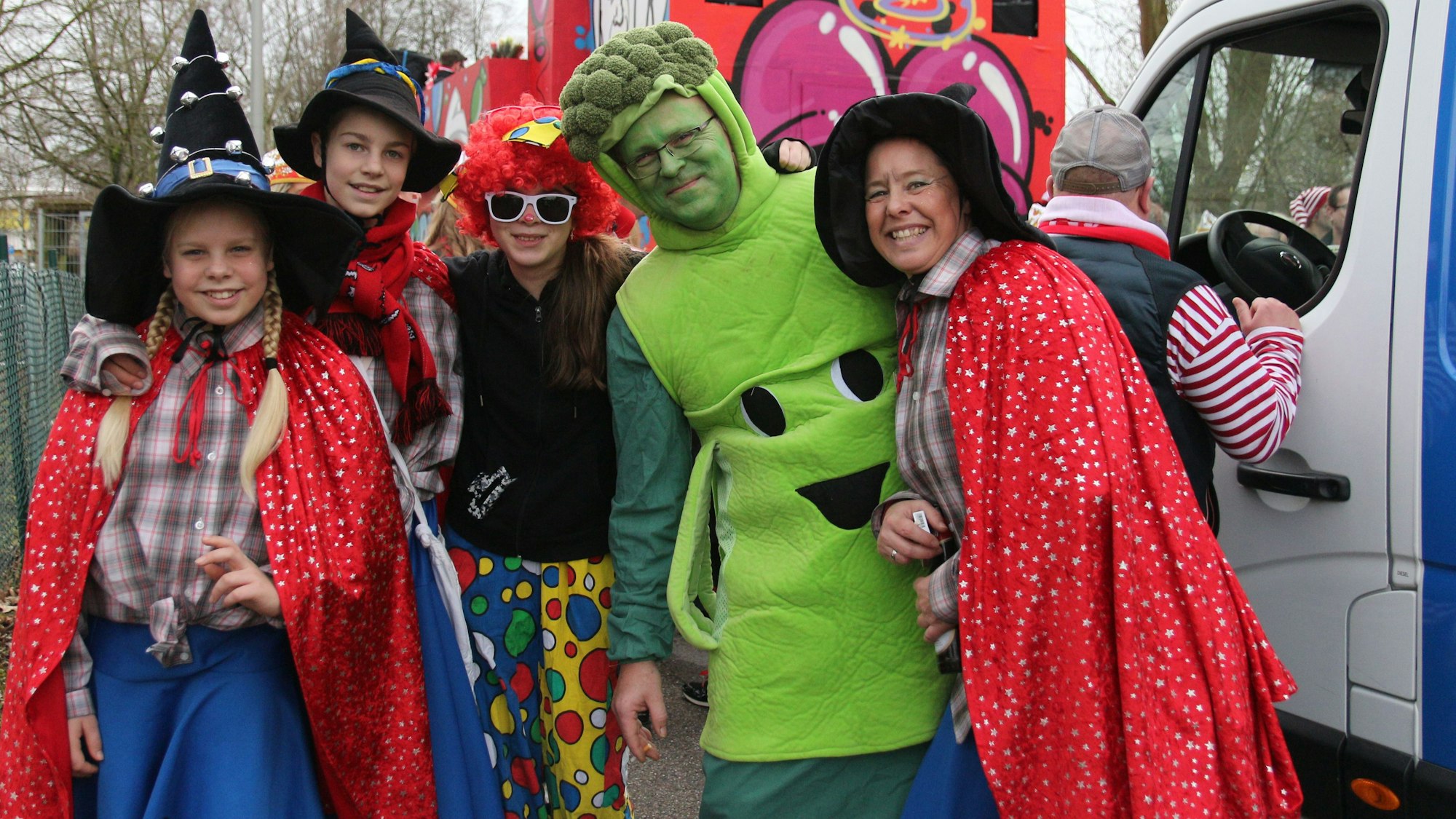 Auf dem Foto ist ein als Brokkoli verkleideter Mann aus Thüringen zu sehen, der sich unter das rheinische Narrenvolk gemischt hatte.