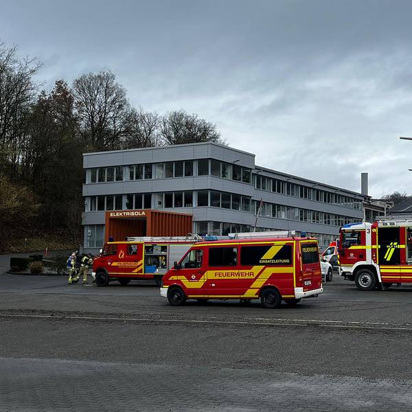 Feuerwehrfahrzeuge vor der Firma Elektrisola.