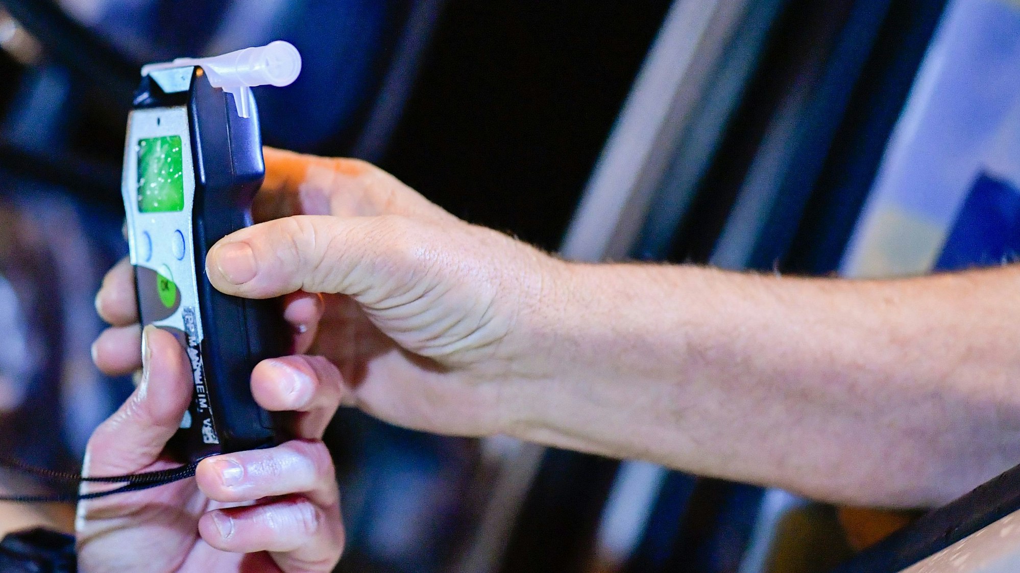 Auf dem Foto ist ein Alkoholmessgerät zu sehen.