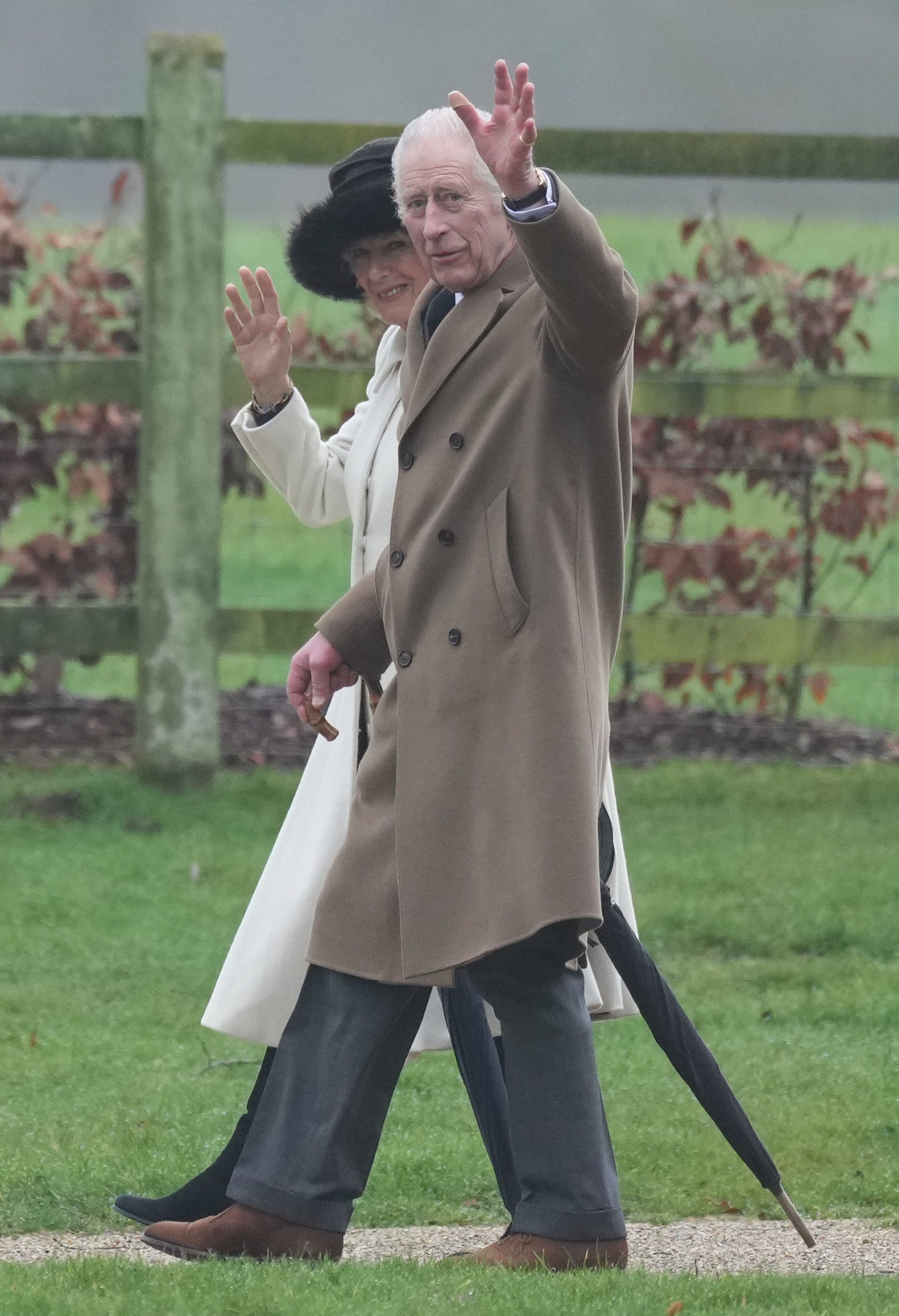 Großbritannien, Sandringham: König Charles III. und Königin Camilla (verdeckt) verlassen einen Sonntagsgottesdienst in der St. Mary Magdalene Church.