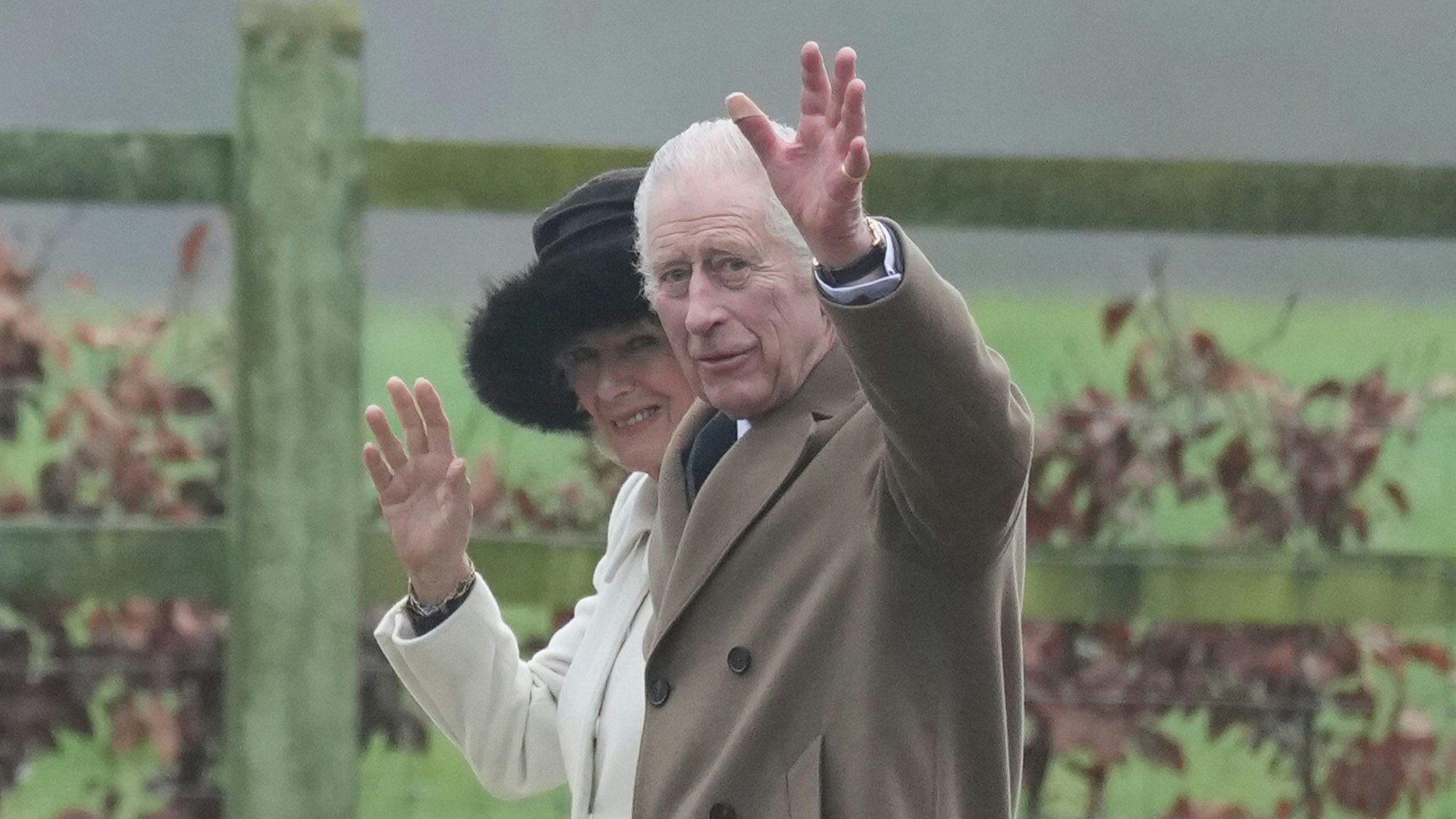 Großbritannien, Sandringham: König Charles III. und Königin Camilla (verdeckt) verlassen einen Sonntagsgottesdienst in der St. Mary Magdalene Church.