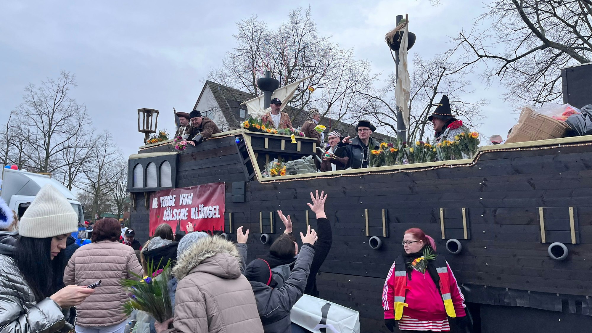 Veedelszug in Bickendorf, Blick auf einen großen Festwagen, der wie ein Schiff aussieht.
