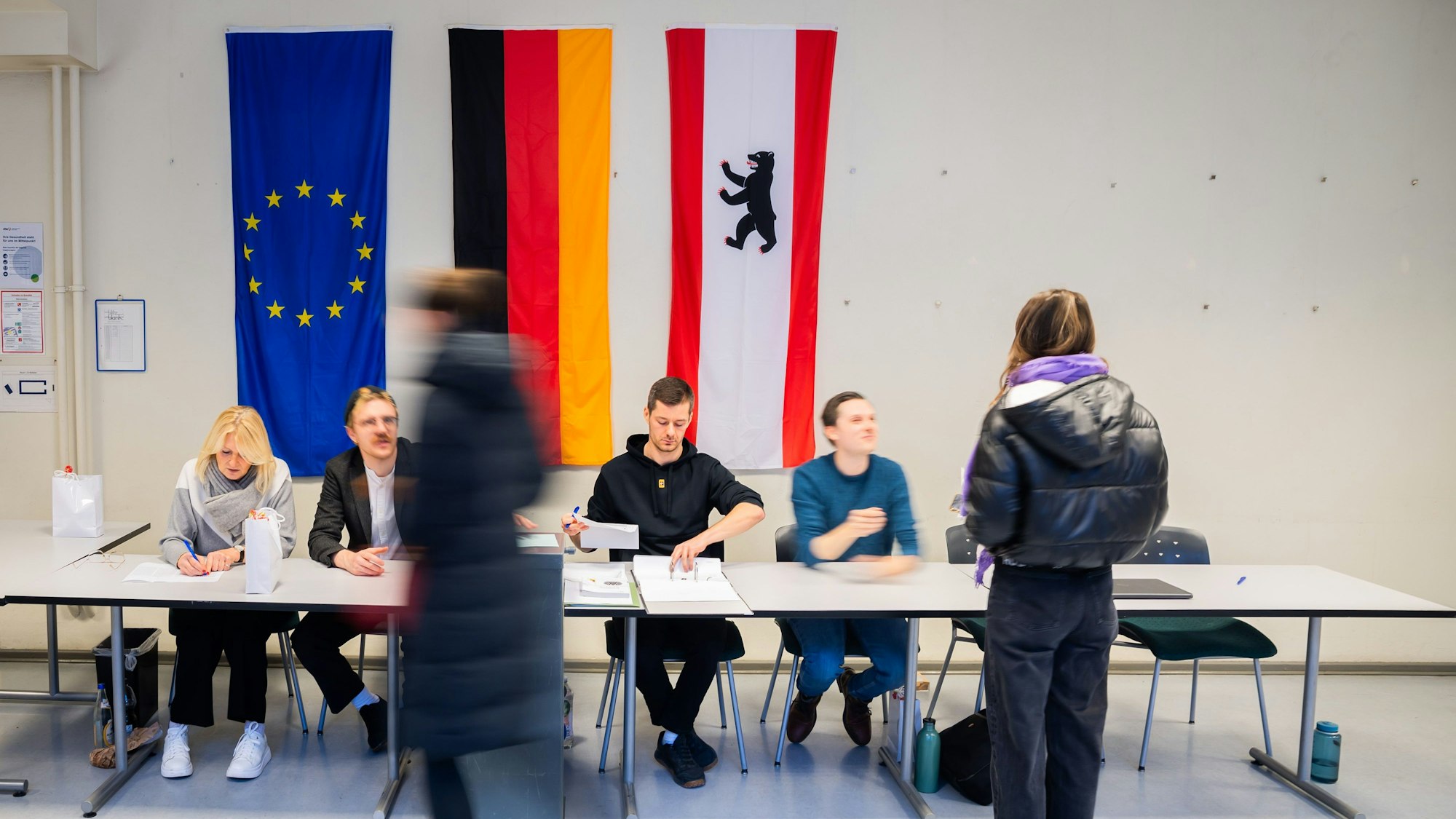 Wahlberechtigte geben im Wahllokal 107 in der Linienstraße 162 in Berlin-Mitte ihr Stimme bei der Teilwiederholung der Bundestagswahl ab.