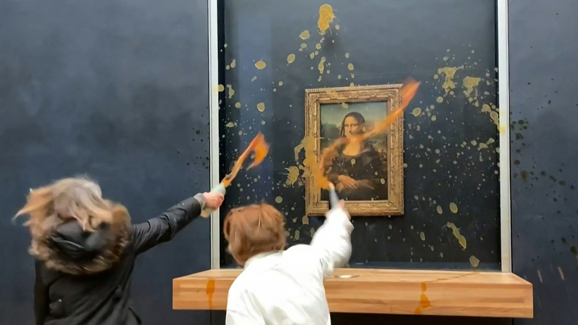 Erst vergangenen Monat bewarfen zwei Umweltaktivisten im Pariser Louvre die „Mona Lisa“ von Leonardo da Vinci mit Suppe