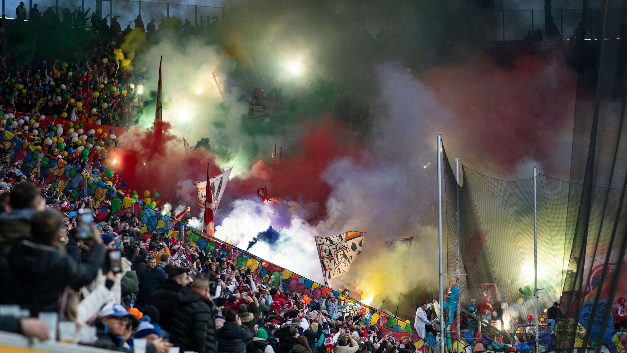 Fans des 1. FC Köln zünden Pyrotechnik beim Spiel der Kölner gegen Hoffenheim.