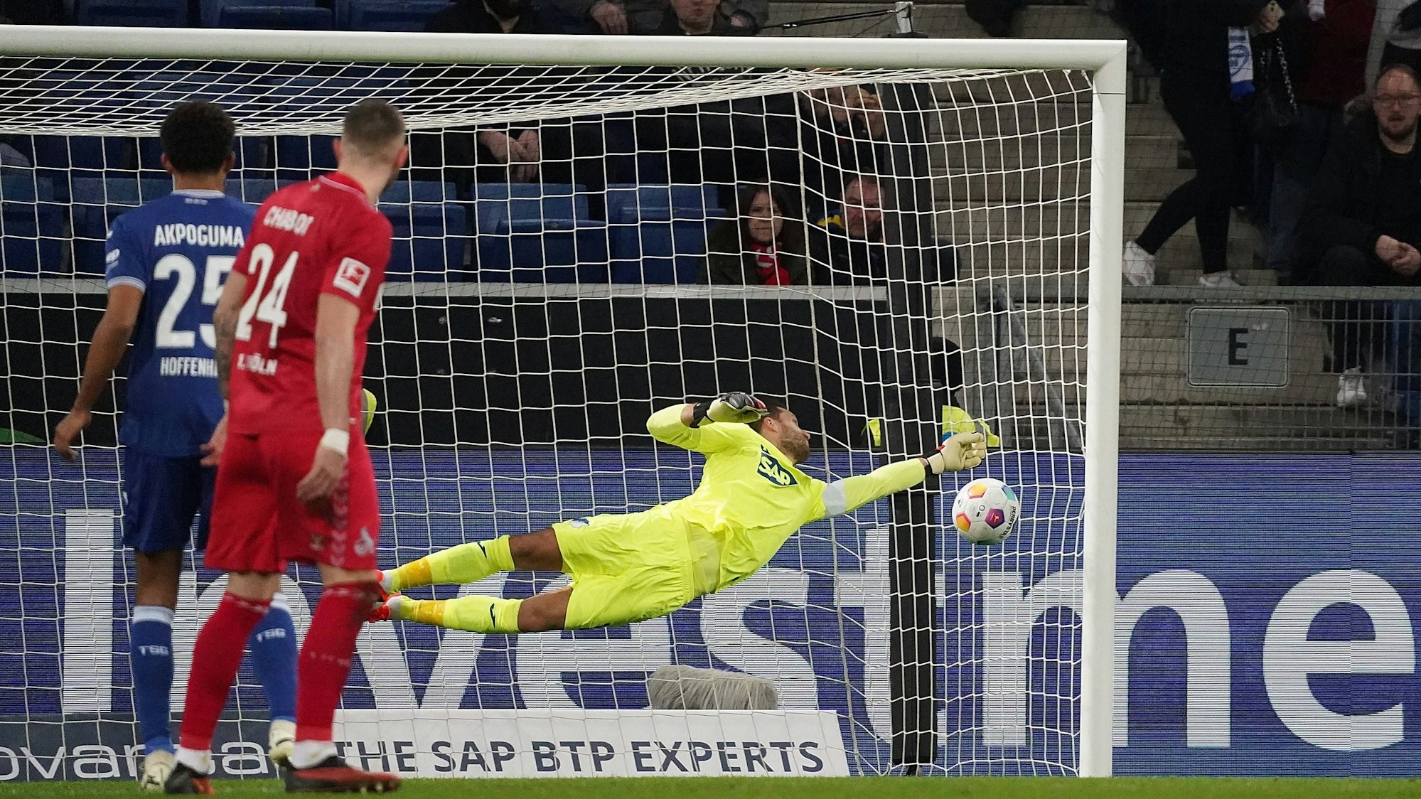 TSG-Torwart Oliver Baumann kann den scharf geschossenen und leicht abgefälschten Freistoß von Max Finkgräfe nicht erreichen.