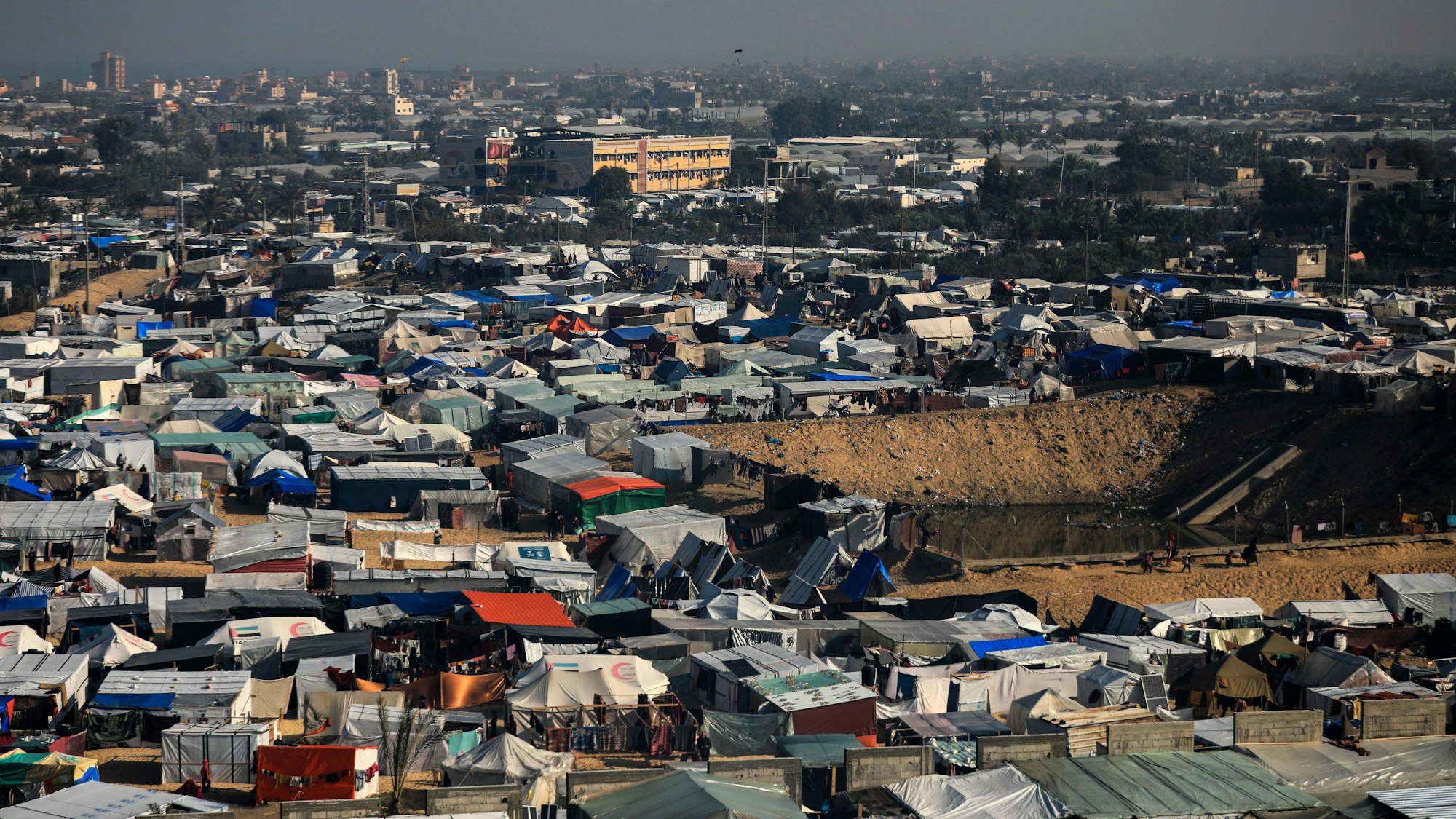 Blick auf ein provisorisches Lager in der Stadt Rafah im südlichen Gaza-Streifen. Israels Armee hat Augenzeugen zufolge trotz internationaler Warnungen Ziele in der Stadt Rafah im Süden des Gazastreifens angegriffen.