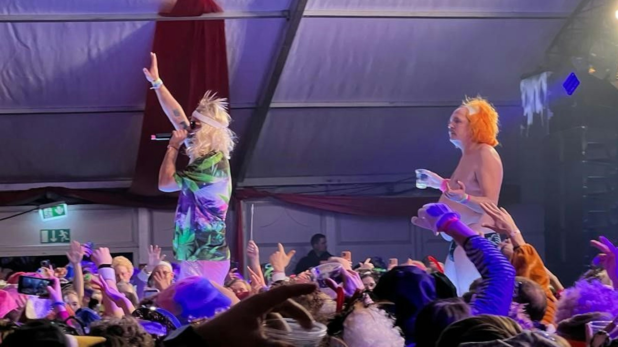 Marterie und Bleibtroyboy rappen vor Publikum auf der Bühne